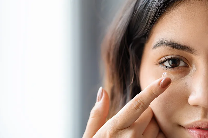 Managing Dry Eye Symptoms While Wearing Contact Lenses