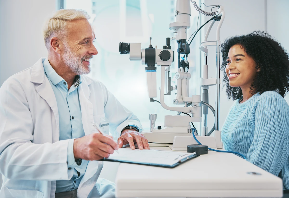 eye-exam-optometrist-office Optometrist consulting with patient